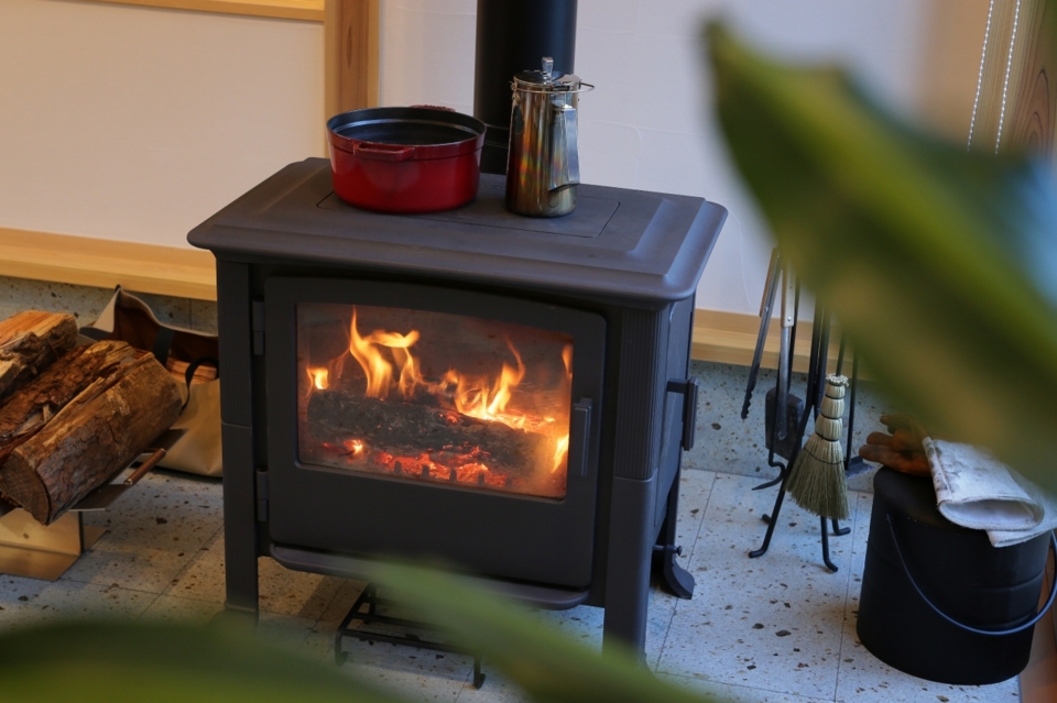 【学ぶ、信州の家。】徹底解説!薪ストーブでつくる、あたたかい暮らし|2/7