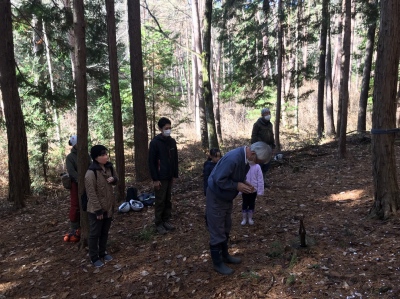 山で伐採式を執り行う写真