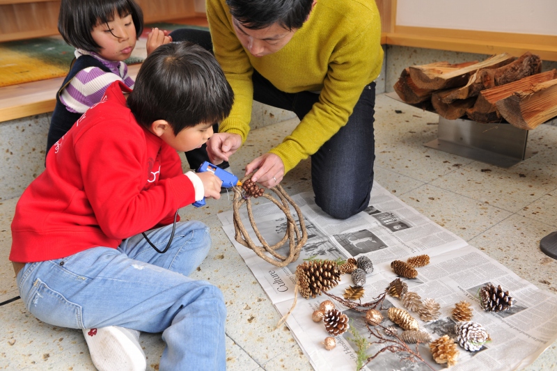 土間で作業する親子