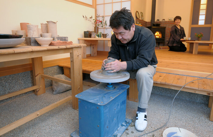 電動ろくろを楽しむ土間サロン