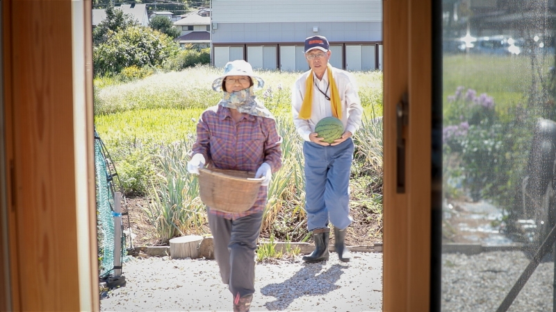 土間と行き来ができる家庭菜園と庭