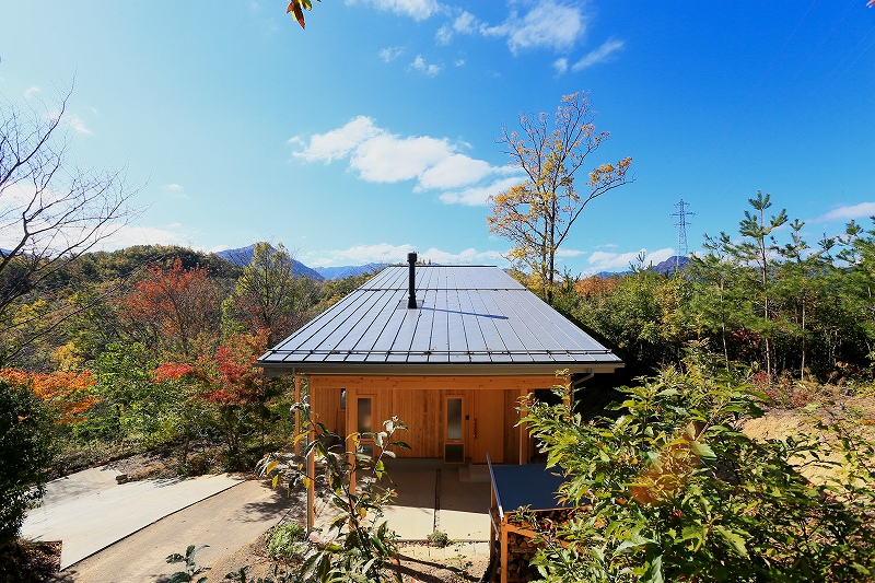 木々に囲まれ暮らす実例