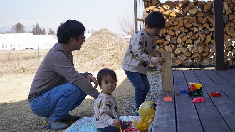 庭で遊ぶ家族