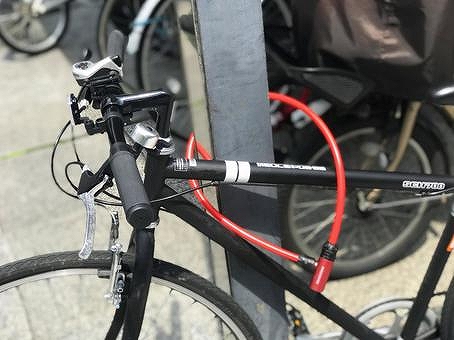 自転車のワイヤーロック写真