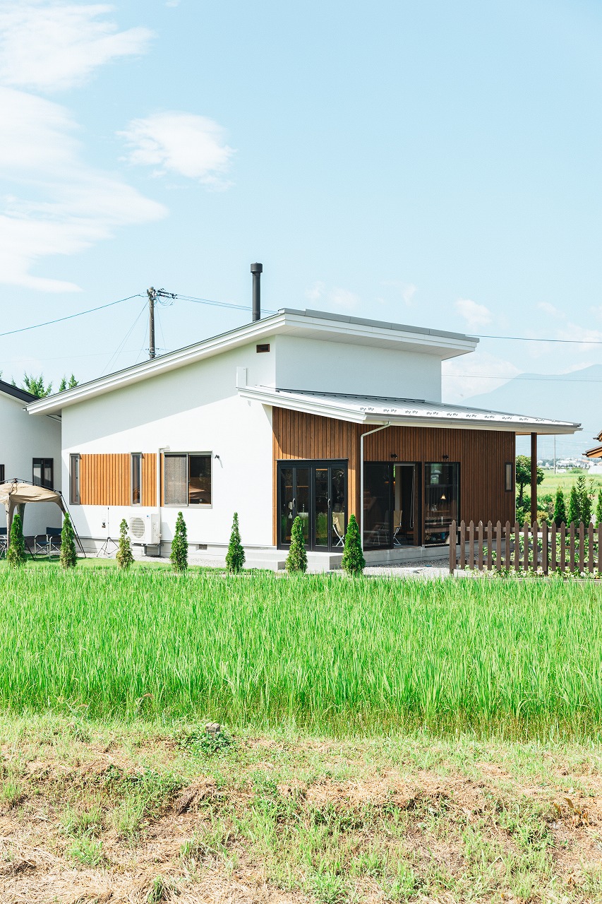 平屋の外観と風景