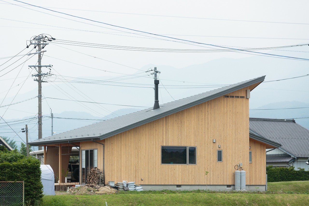 板張りと三角屋根が印象的な平屋