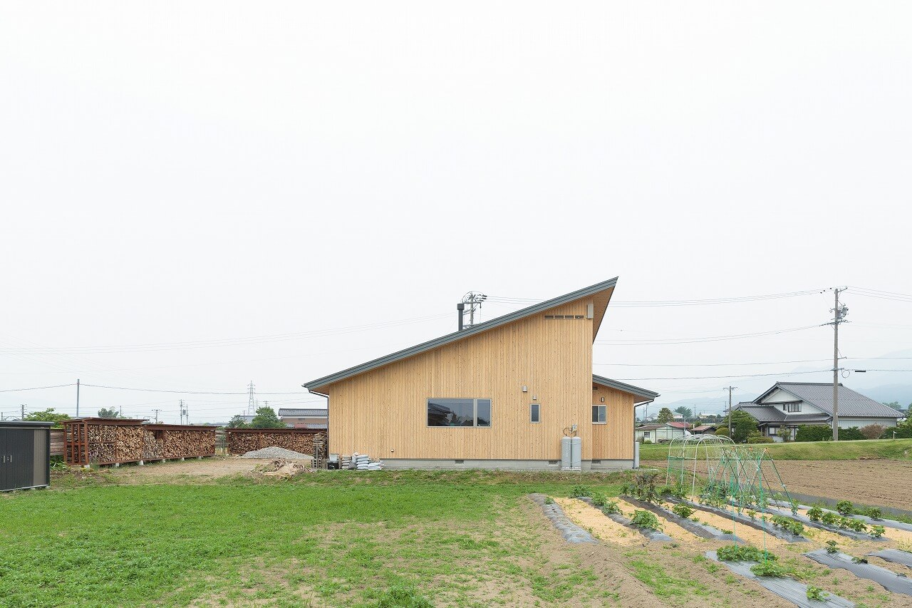 平屋の外観と野菜畑