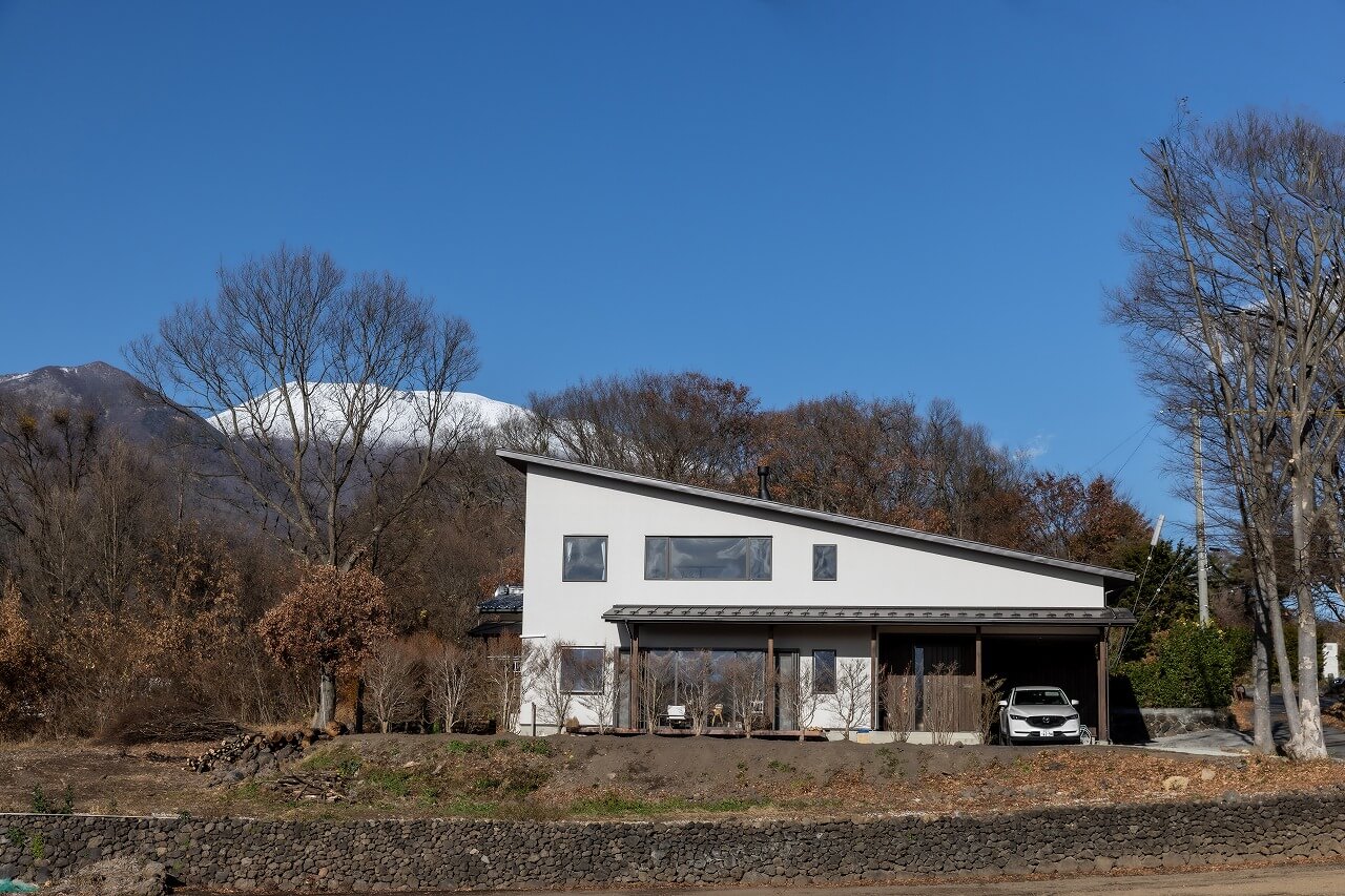 開けた場所に建つ家