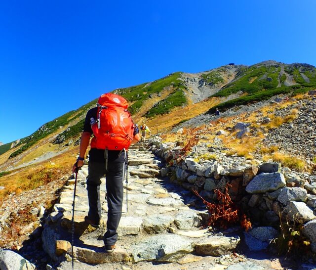 登山する人