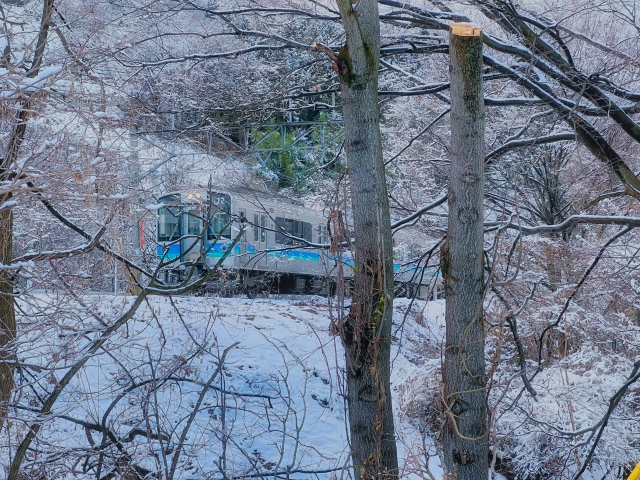 雪の中を走る電車