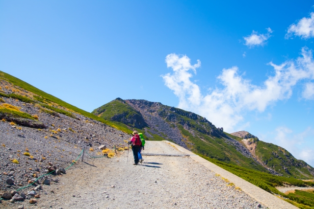 登山する人背中