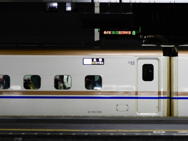 夜の北陸新幹線の車両