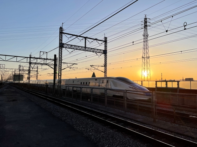 夕日をバックにした北陸新幹線