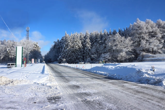 雪が積もった原村の道