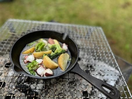 BBQ網の上のスキレット