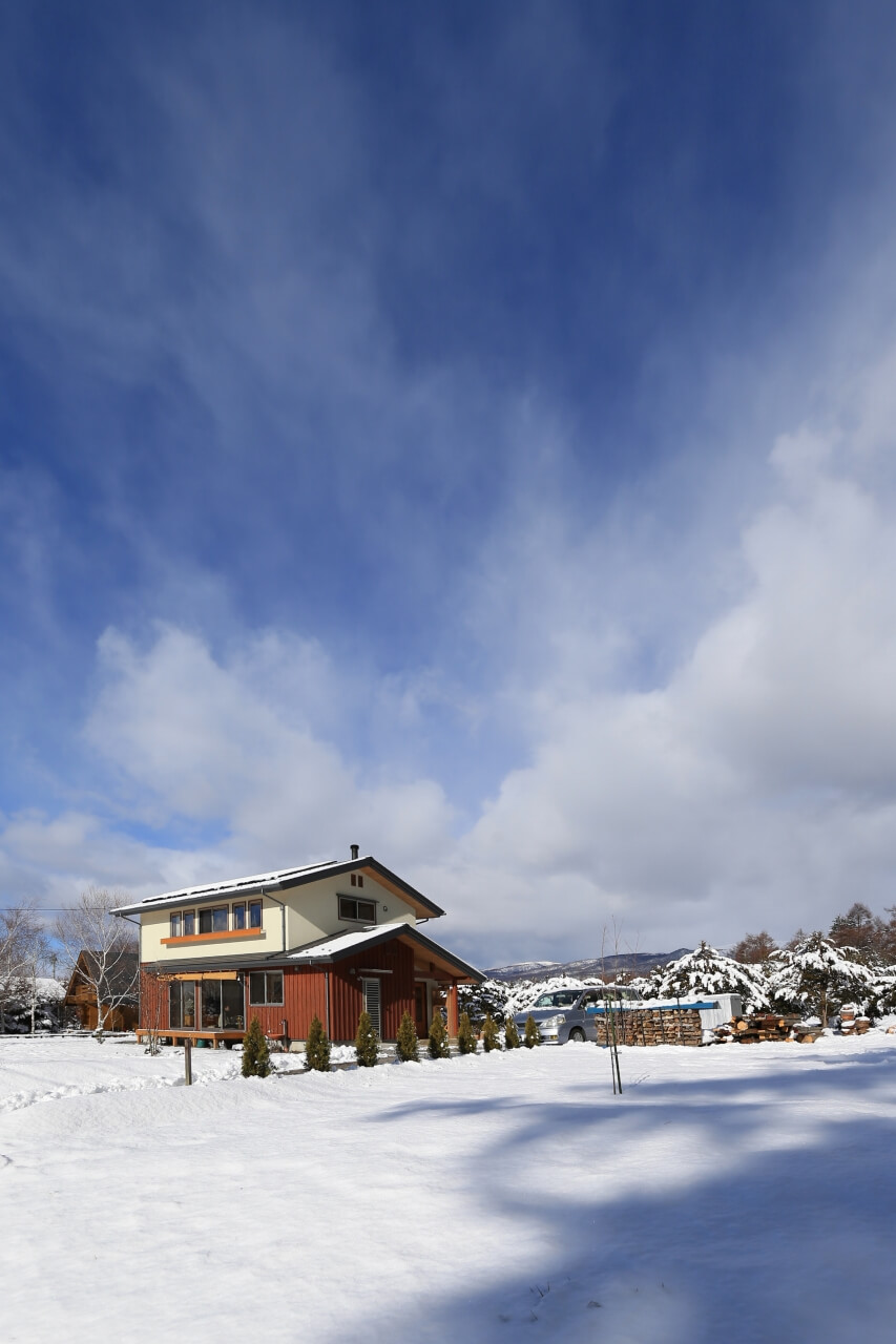 雪の中に建つ家