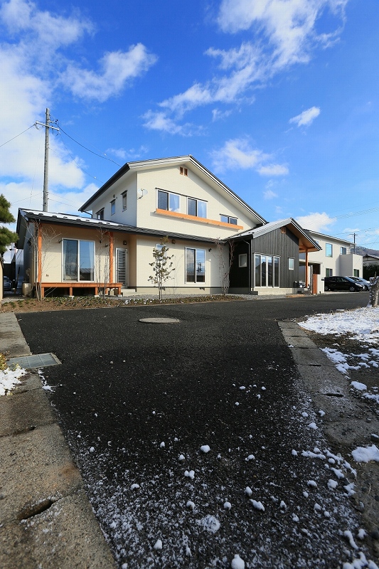 ブラックの板張りがアクセントの大屋根の家