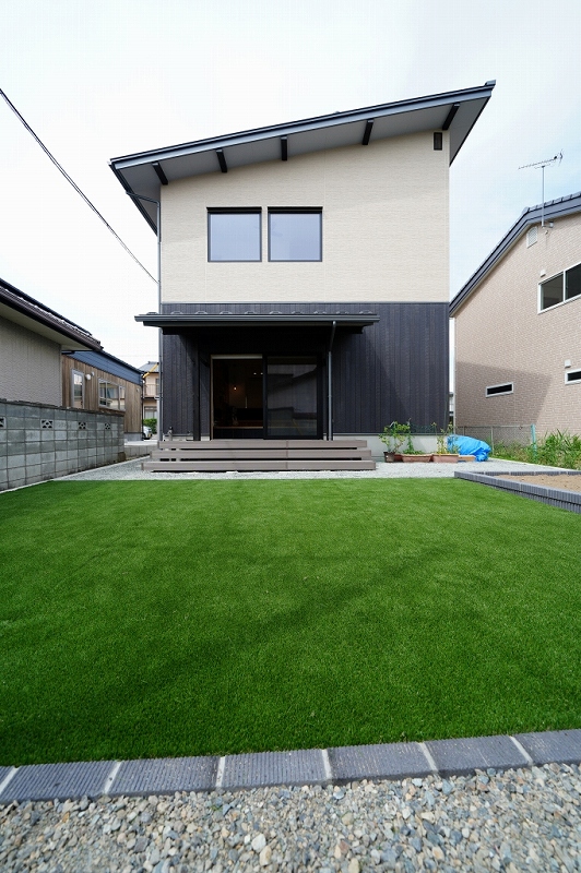 街中のモダンデザインの片流れ屋根