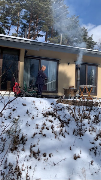 雪の中の平屋