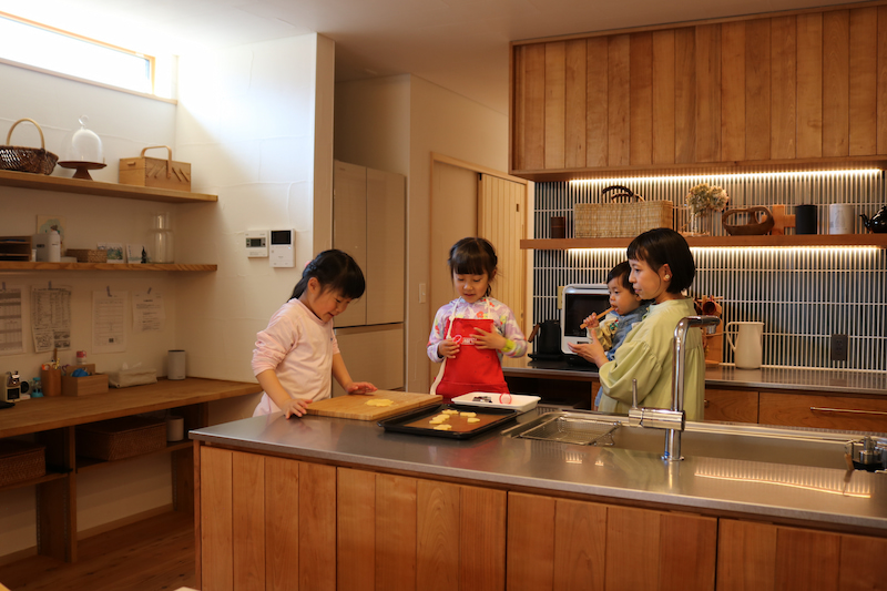 キッチンでお菓子作りする親子