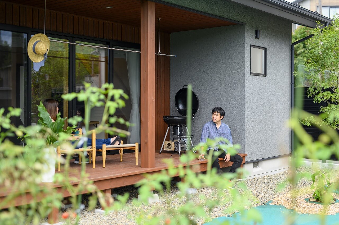 平屋の庭とウッドデッキ