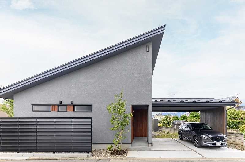 グレーの片流れ屋根の平屋外観