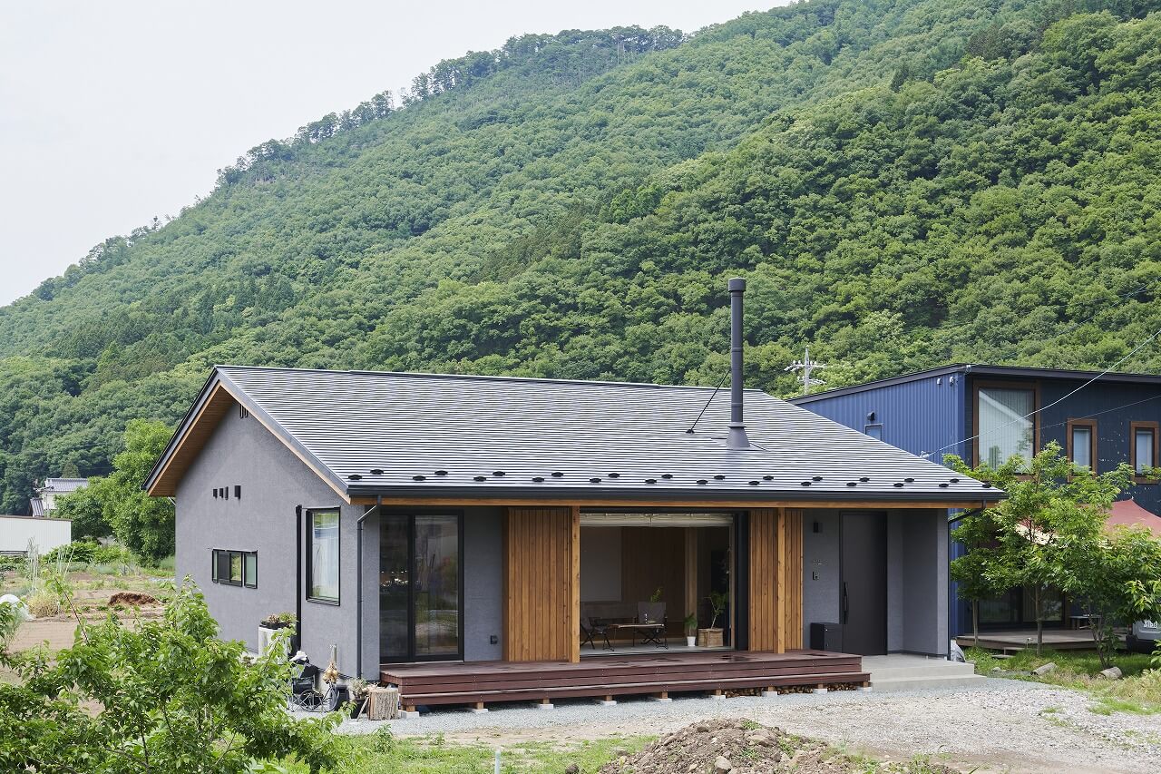 背後に山を背負った平屋