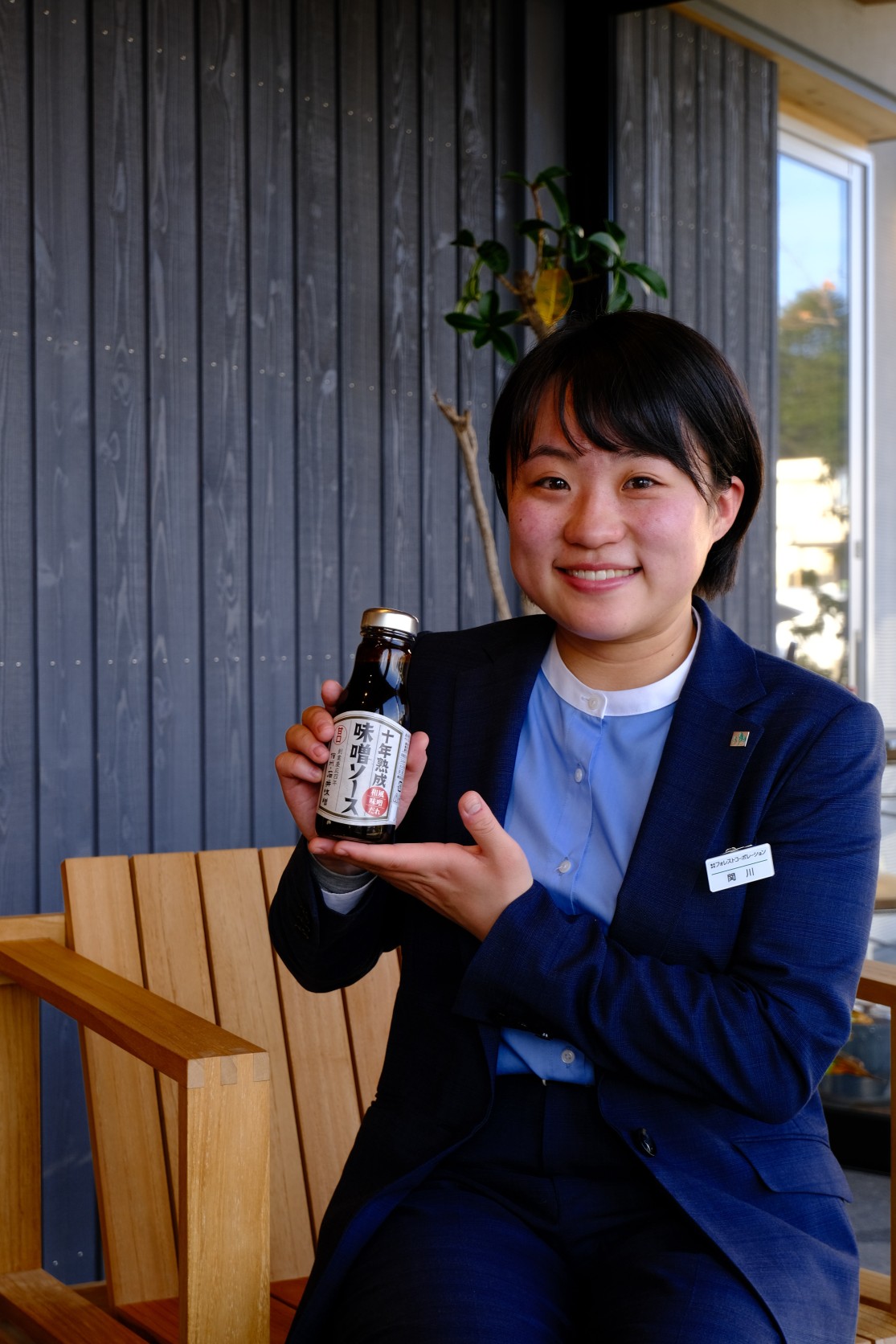 味噌ソースを手に持つ女性