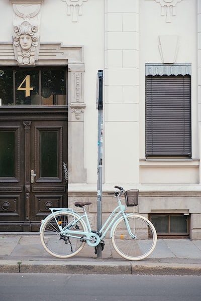 ポールにつないだ自転車の写真