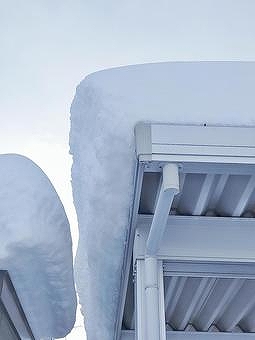 カーポートに積もった雪の写真