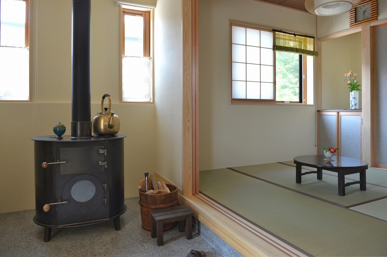 平屋の土間玄関と和室