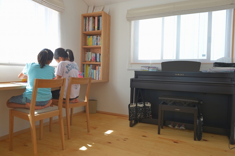 子供部屋に置いたピアノ写真