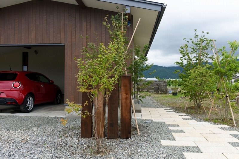 ガレージに停まっている車とアプローチ