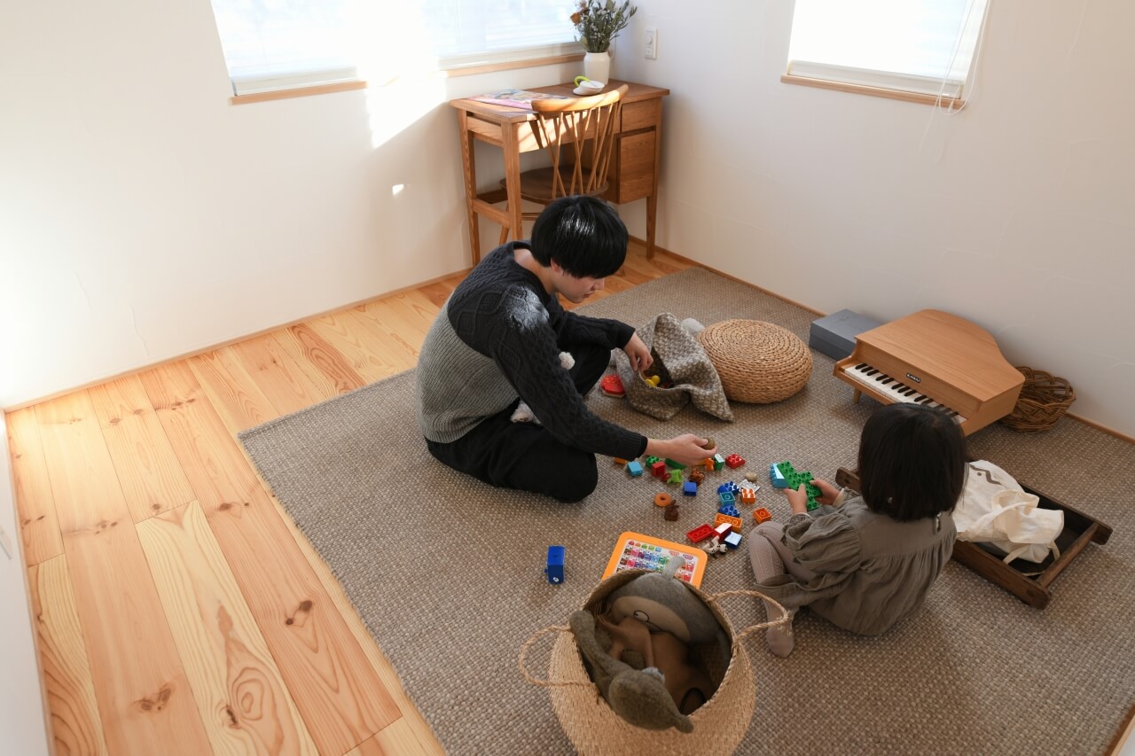 子ども部屋で遊ぶ親子